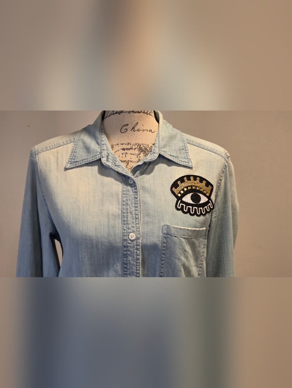 RAILS CLEOPATRA Light Wash Denim Button-Up Shirt with Eye Patch, Size XS. - Picture 4 of 15